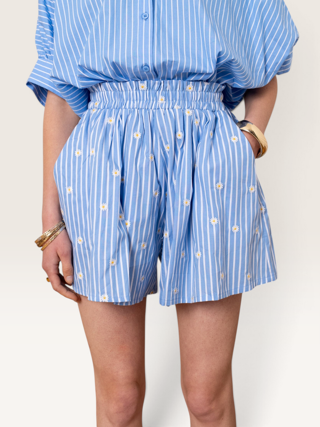 Short Sable_blanc_collection bleu à rayures verticales et motif de petites fleurs blanches, taille élastiquée