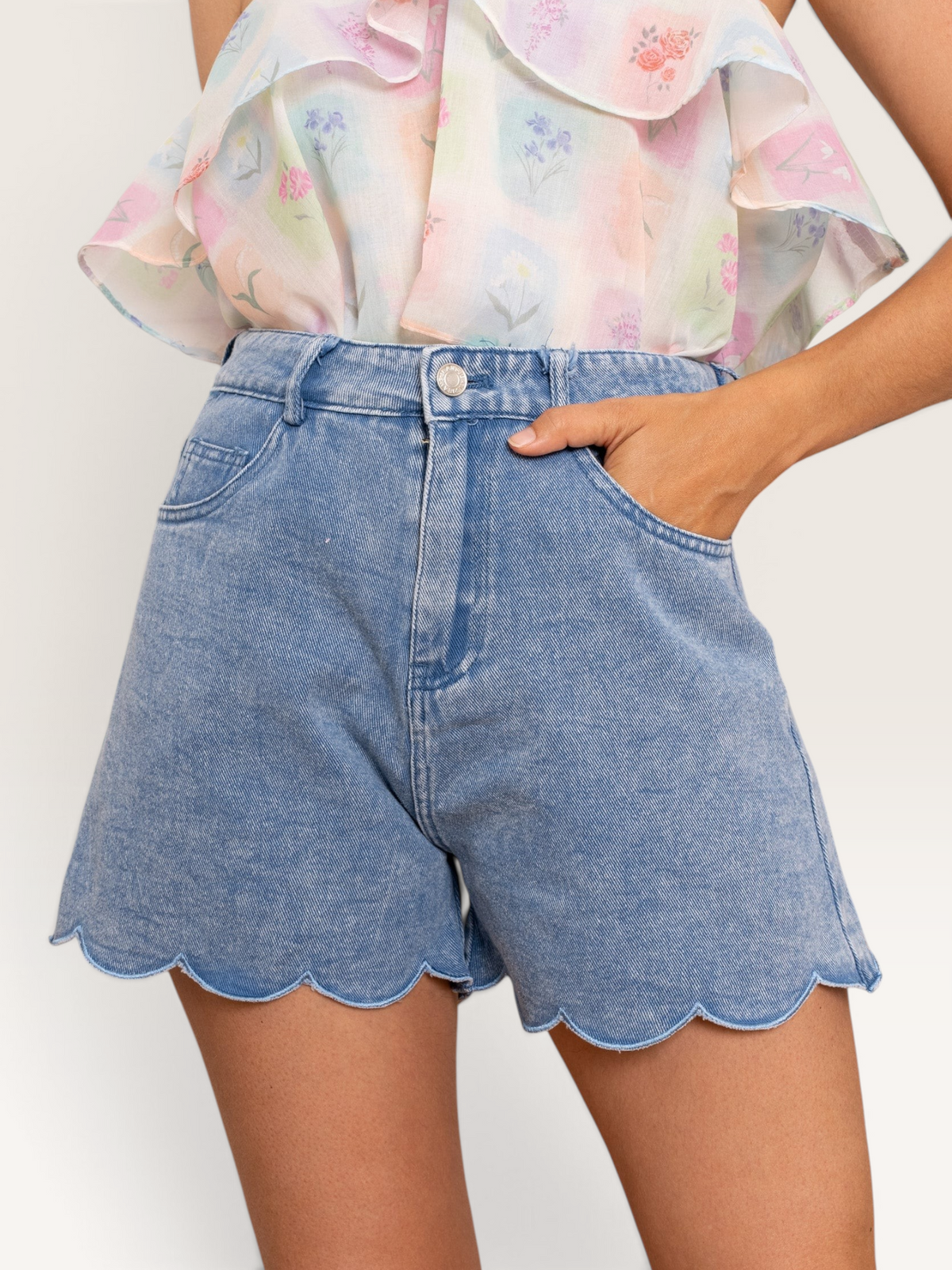 Short en jean bleu Sable_blanc_collection avec ourlet festonné et taille haute