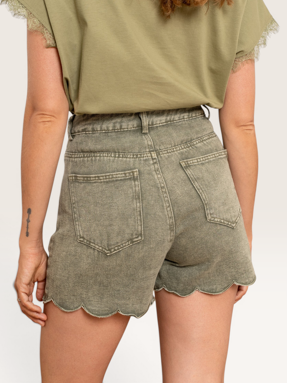 Vue arrière du short en jean Sable_blanc_collection ZP1045 vert kaki avec ourlet festonné et poches arrière