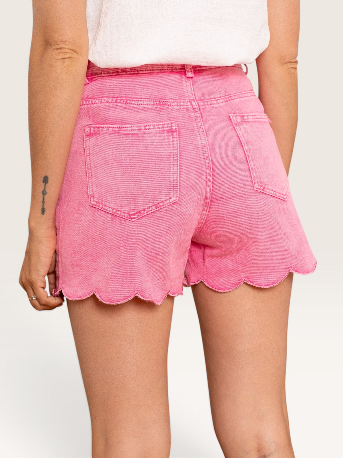 Vue arrière du short en jean rose Sable_blanc_collection avec ourlet festonné et poches plaquées