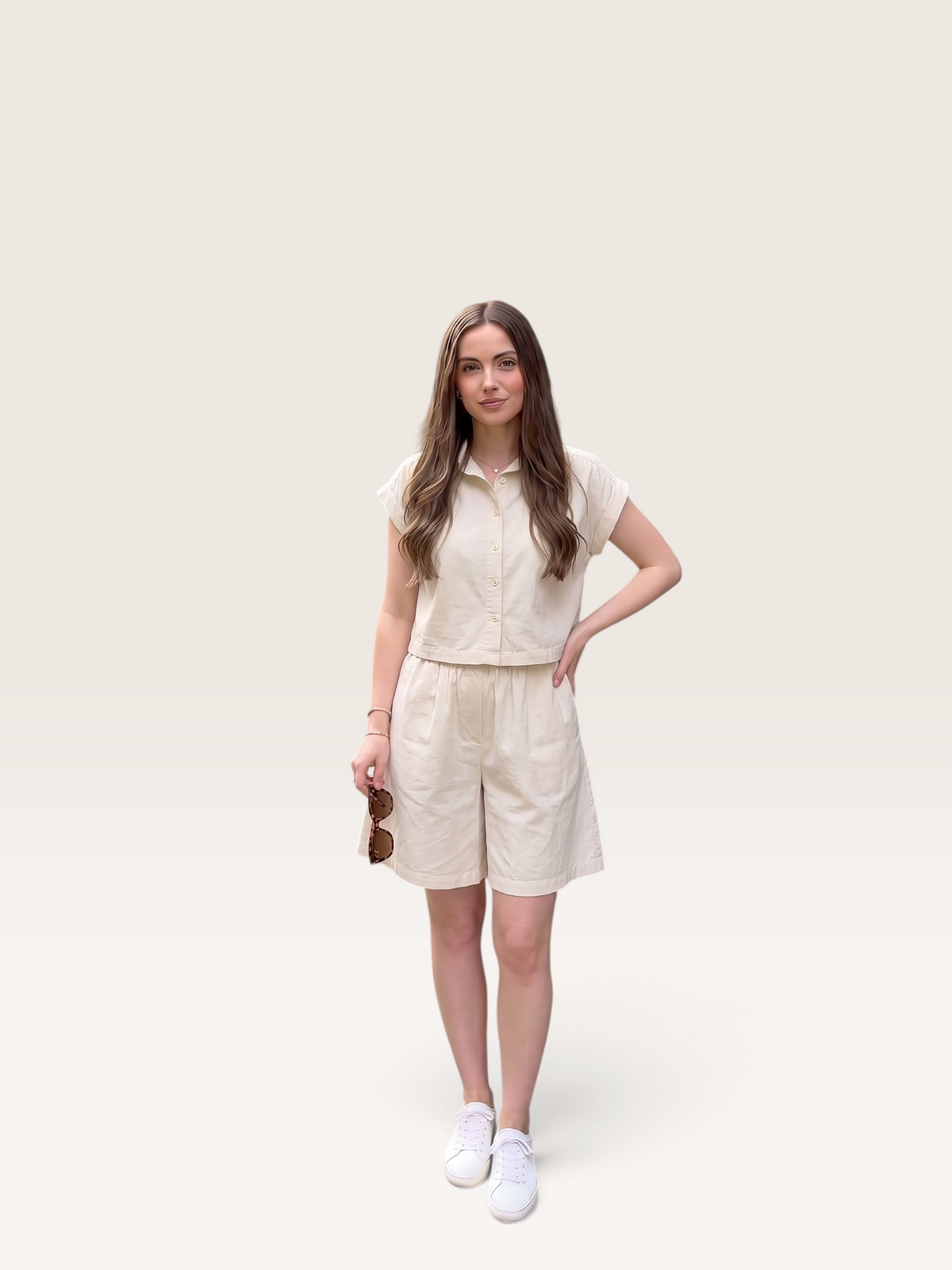 Modèle portant un ensemble Sable_blanc_collection composé d'un short oversize et d'une chemise en popeline de coton beige