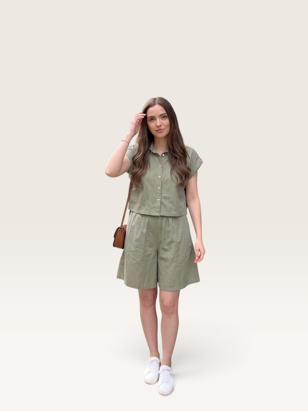 Femme portant un ensemble Sable_blanc_collection composé d'un short oversize et d'une chemise en popeline vert kaki