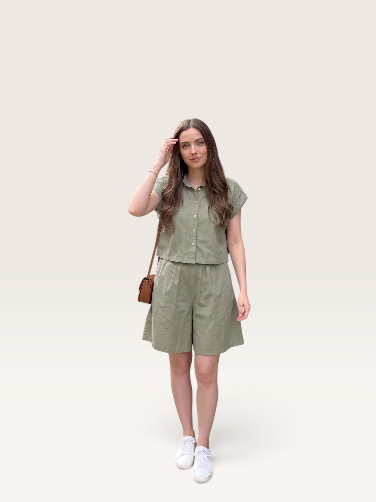 Femme portant un ensemble Sable_blanc_collection composé d'un short oversize et d'une chemise en popeline vert kaki