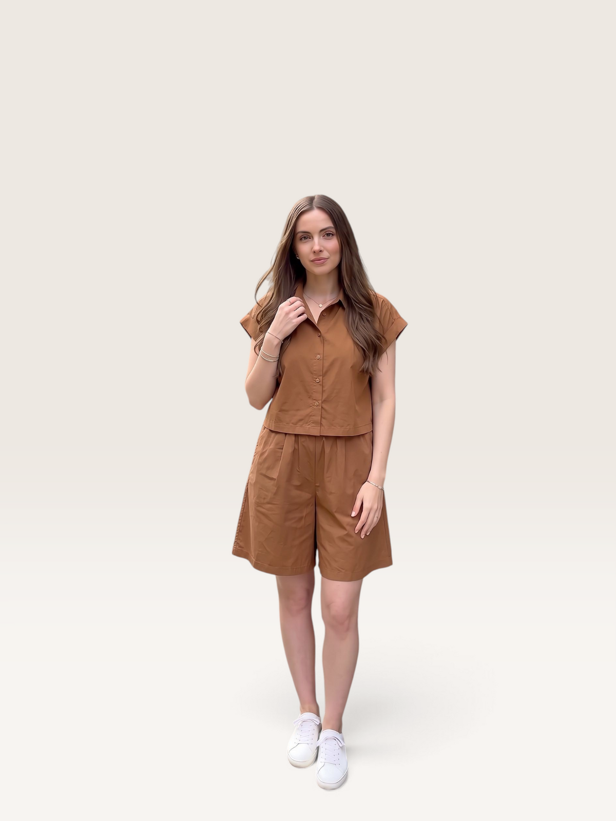 Femme portant un ensemble Sable_blanc_collection composé d'un short oversize et d'une chemise en popeline de coton marron