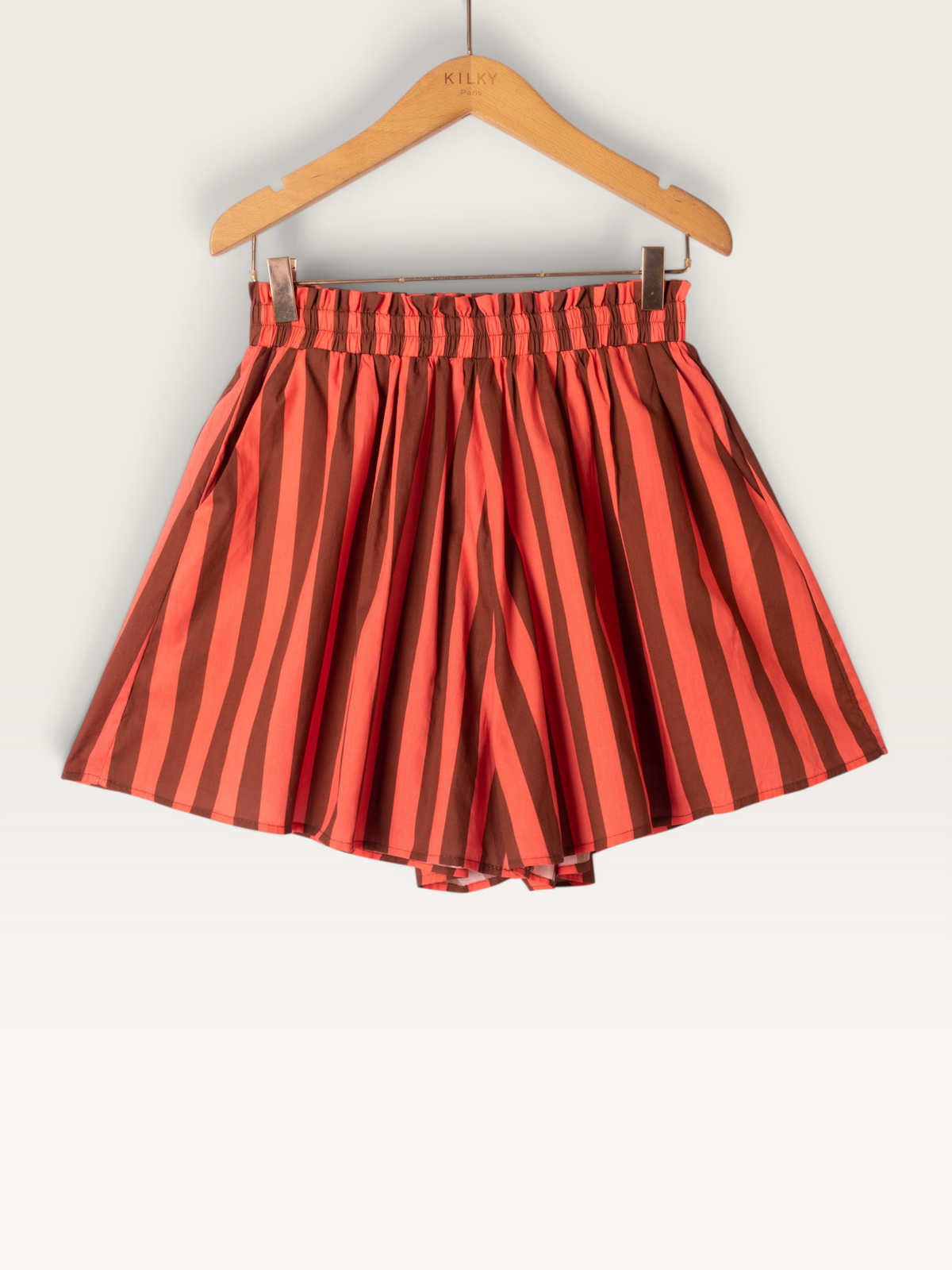 Short rayé Sable_blanc_collection en coton marron et orange avec taille élastique froncée sur cintre