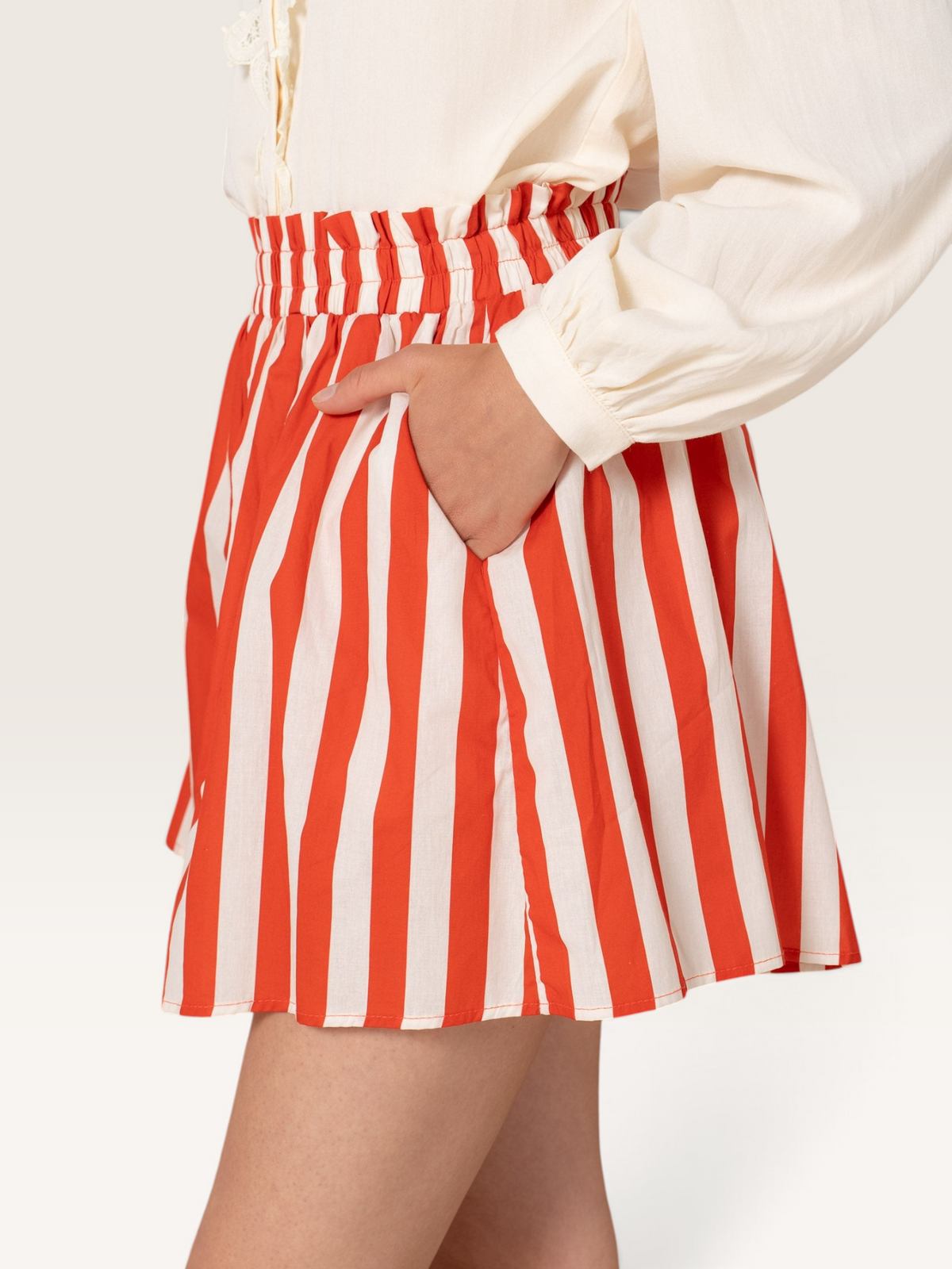 Short rayé rouge et blanc 100% coton de Sable_blanc_collection avec taille élastique et poches latérales