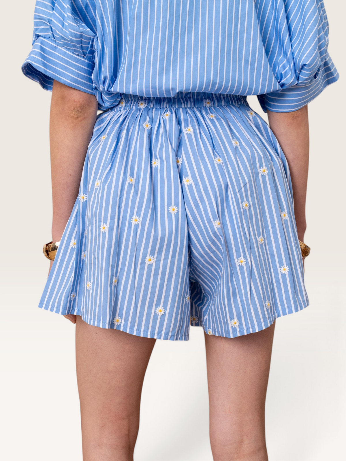 Short Sable_blanc_collection bleu à rayures verticales blanches et motif floral marguerite, taille élastique