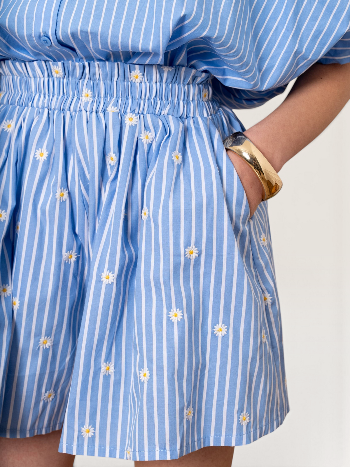 Short Sable_blanc_collection bleu à rayures blanches et broderies de petites fleurs blanches avec taille élastique