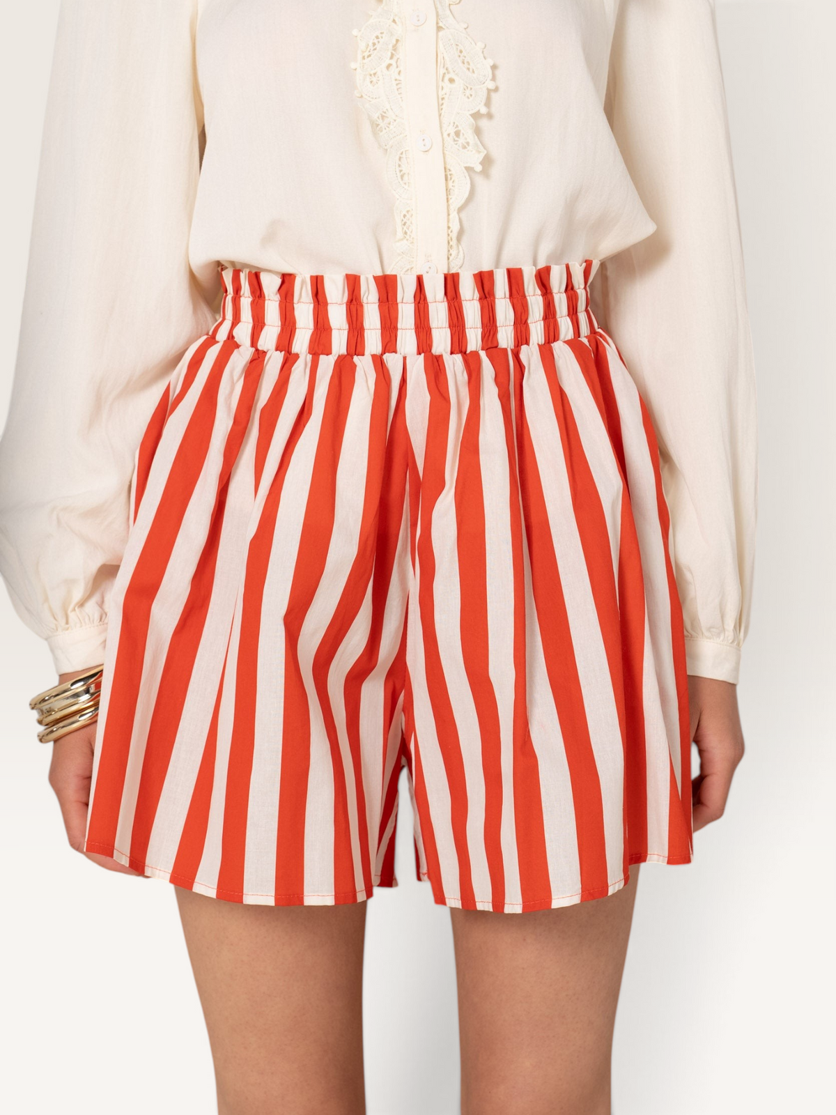 Short rayé rouge et blanc 100% coton de la marque Sable_blanc_collection avec taille élastique