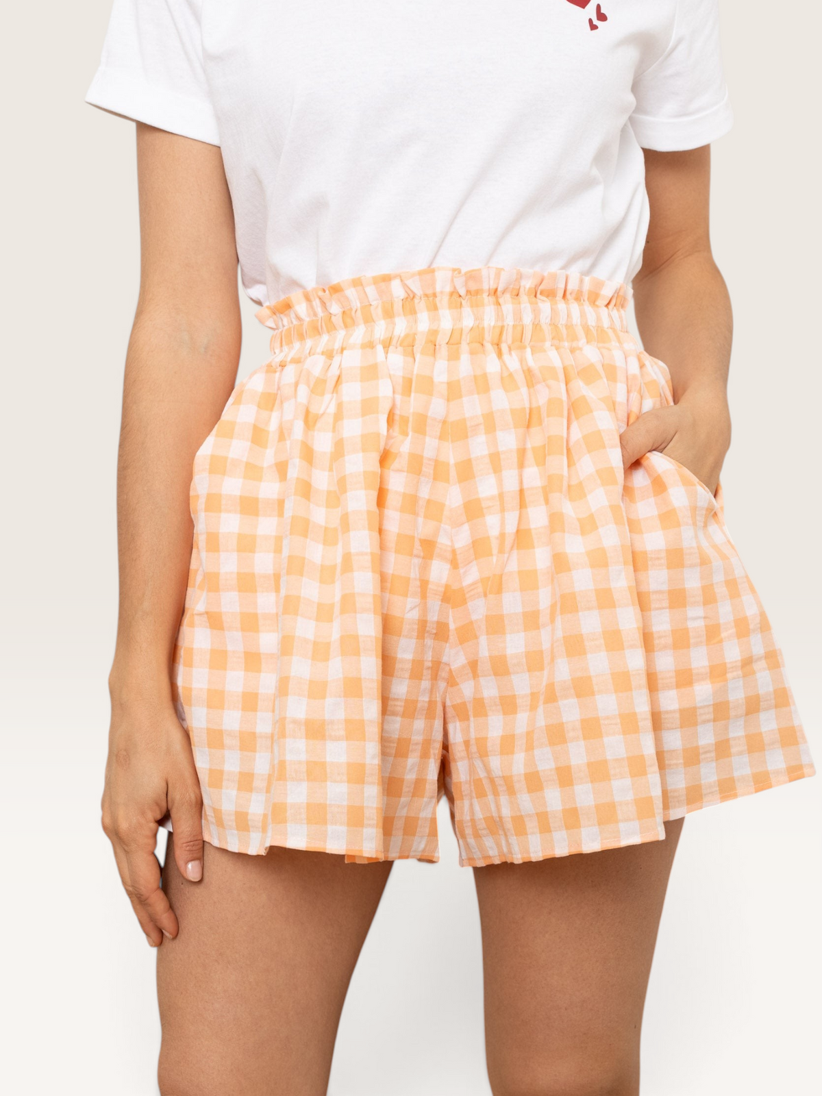 Short Sable_blanc_collection ZP893 à carreaux vichy orange et blanc avec taille élastique froncée et poches
